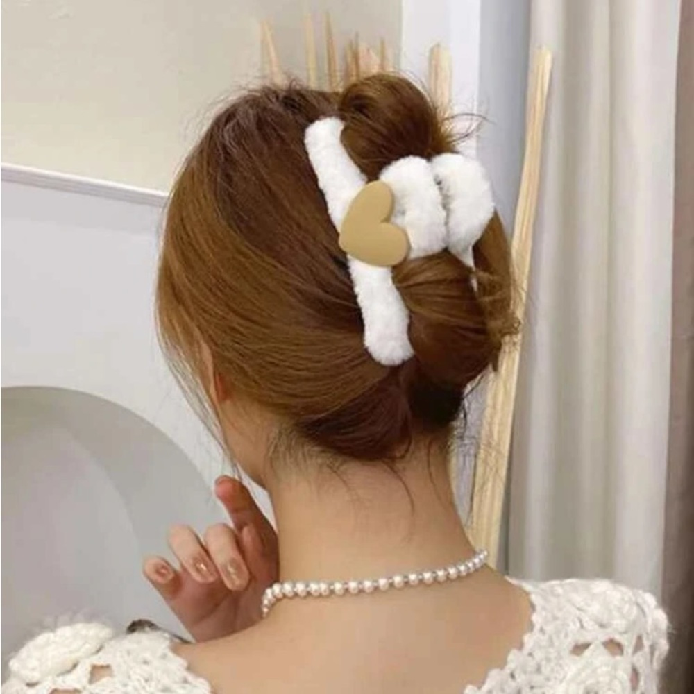 NEW| Women’s Fluffy Heart Hair Clip/Claw - Picture 1 of 3